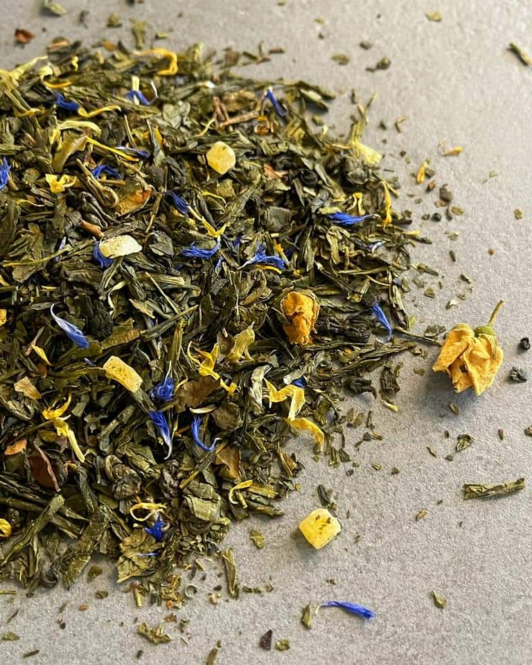 Flavoured green tea blend with flower petals and dried fruit